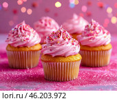 Праздничные кексы, испеченные с кондитерской посыпкой на розовом фоне с блестками, идеально подойдут для романтических торжеств. День святого Валентина, свадьба. Стоковое AI-изображение, AI-художник Руслан Лесков / Фотобанк Лори