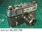 Karachev, Bryansk region Russia - February, 16, 2025: Retro photographic equipment of the USSR – FED-5 rangefinder film camera with an Industar-61L/D lens. Close-up. Virtual Museum of Electronics. Редакционное фото, фотограф Андрей Жигальцов / Фотобанк Лори