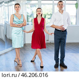 Dancers performing curtsy and bow with choreographer in studio. Стоковое фото, фотограф Яков Филимонов / Фотобанк Лори