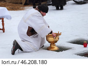 Набор воды из озера. Священнослужители в Крещение. Редакционное фото, фотограф Анатолий Матвейчук / Фотобанк Лори