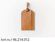 This leather hanging tag sample features a minimalist design with a sturdy loop and a slot for cards. Ideal for customizing luggage or gifts with a touch of elegance. Generative AI. Стоковое AI-изображение, AI-художник Юлия Петровская / Фотобанк Лори