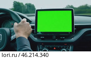 Navigator with green screen in the car dashboard. GPS module. Driver using smart phone with green background. Man steering wheel, driving on highway with smartphone navigation. Digital display monitor. Стоковое AI-видео, аниматор Марина Демидюк / Фотобанк Лори