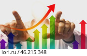Businessman and growing graph investment. Finance save. Success, growth wealth stock market. Business in the digital age. Trading chart in financial concepts. Prosperity. Cryptocurrency. Technology. Стоковое AI-видео, аниматор Марина Демидюк / Фотобанк Лори