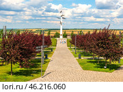 Аллея к высоте народной памяти  на мемориале Славы в Ростовской области (2023 год). Редакционное фото, фотограф Владимир Ушаров / Фотобанк Лори