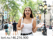 In pedestrian zone of historic European city stand suprised female tourist girl. Стоковое фото, фотограф Яков Филимонов / Фотобанк Лори