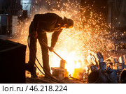 Рабочий на территории сталелитейного завода. Стоковое фото, фотограф Александр Река / ТАСС / Фотобанк Лори