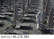 Сотрудник пляжа во время дезинфекции территории. Стоковое фото, фотограф Дмитрий Феоктистов / ТАСС / Фотобанк Лори