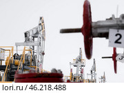 Республика Татарстан. Нефтяные станки-качалки и вентиль кустовой насосной станции. Стоковое фото, фотограф Егор Алеев / ТАСС / Фотобанк Лори