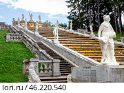 Marble staircase and marble sculptures in Peterhof park. St. Petersburg, Russia (2024 год). Редакционное фото, фотограф Евгений Ткачёв / Фотобанк Лори