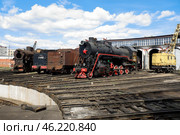 Советский паровоз Л-0022 и веерное депо в музее "Паровозное депо «Подмосковная»" в Москве. Солнечный весенний день. Стоковое фото, фотограф Александр Кузнецов / Фотобанк Лори