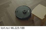 round robot vacuum moves methodically across the bathroom floor, its sensors scanning for dust and hair. Стоковое видео, видеограф Feruza Tashmetova / Фотобанк Лори