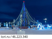 Новогодняя ёлка на площади Кирова в городе Петрозаводске зимней морозной ночью. Редакционное фото, фотограф Sergei Gorin / Фотобанк Лори