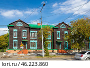 Деревянный (бывший кооперативный) дом с символами серпа и молота после реставрации (2020 год). Редакционное фото, фотограф Владимир Шипикин / Фотобанк Лори