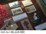 Экспонаты в витрине, рассказывающие о Шлиссельбурге как о городе разных религий в конце 19 начале 20 веков. Музей истории города Шлиссельбурга. Кировский район Ленинградской области. Редакционное фото, фотограф Румянцева Наталия / Фотобанк Лори