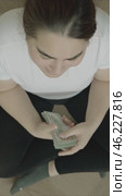 vertical footage excited smiling woman showing cash money 1000 american dollars banknotes, hands with money close up, Income, winner and Business concept. Стоковое видео, видеограф Feruza Tashmetova / Фотобанк Лори
