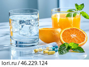 Два стакана, чистая вода и свежий апельсиновый сок. Чем запить таблетки? Стоковое AI-изображение, AI-художник Щеголева Ольга / Фотобанк Лори
