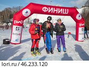 Чемпионат и первенство Московской области по альпинизму в дисциплине ски-альпинизм-спринт, 15 февраля 2025, горнолыжный клуб Леонида Тягачева. Участницы финальной гонки с оригинальными букетами у финишной отметки трассы. Редакционное фото, фотограф Наталья Николаева / Фотобанк Лори