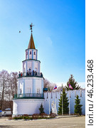 Поселок Раифа. Музей истории Раифского Богородицкого мужского монастыря. Туристы на смотровой площадке (2024 год). Стоковое фото, фотограф Александр Тараканов / Фотобанк Лори