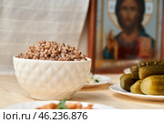 Traditional Russian lean dishes on the table in front of the icons. Стоковое фото, фотограф Скрипачев Антон / Фотобанк Лори