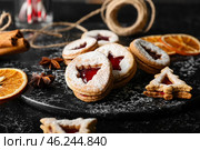 Board with tasty Linzer cookies on dark background, closeup. Стоковое фото, фотограф Pixel_shot / Фотобанк Лори