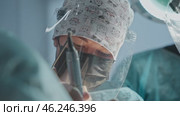 Surgeon Extracting Hair Follicles for Transplant. Редакционное видео, видеограф Михаил Матвеев / Фотобанк Лори