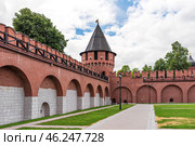 Никитская башня, стены Тульского кремля, пешеходные дорожки. Город Тула, Россия (2021 год). Стоковое фото, фотограф Господин Никто / Фотобанк Лори