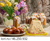 Painted eggs and a cake on the table for Easter, Orthodox holidays. Стоковое фото, фотограф Арзюков Вадим Николаевич / Фотобанк Лори