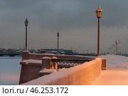 Зима в Санкт-Петербурге. Река Нева. Береговой устой бывшего наплавного моста через Неву (2010 год). Стоковое фото, фотограф Александр Алексеев / Фотобанк Лори