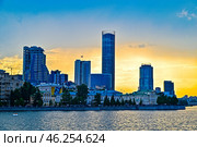Набережная Екатеринбурга вечером (2024 год). Стоковое фото, фотограф Александр Тараканов / Фотобанк Лори