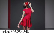 Fashion model posing with red heart, studio shot. Стоковое видео, видеограф Данил Руденко / Фотобанк Лори