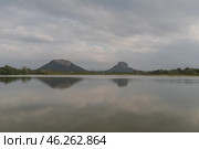 Видовая точка на озере Талкот (Thalkote). Видна на гору Пидарунгала (Pidurangala Rock) и крепость Сигирия (Sigiriya) на Львиной скале. Шри Ланка. Стоковое фото, фотограф Дымов Игорь / Фотобанк Лори