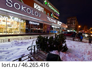 Город Тюмень, улица Пермякова. Торговый центр "Солнечный" ночью. Редакционное фото, фотограф Александр Тараканов / Фотобанк Лори