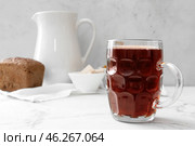 Mug of fresh kvass on light background. Стоковое фото, фотограф Pixel_shot / Фотобанк Лори