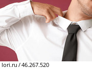 Young businessman in tight shirt on color background, closeup. Стоковое фото, фотограф Pixel_shot / Фотобанк Лори