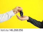 Salesman giving car keys to woman on color background. Стоковое фото, фотограф Pixel_shot / Фотобанк Лори