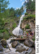 Park Hotel Podgorica, Altai, Russia - July 11, 2024: Kamyshlinsky Waterfall and observation deck. Waterfall located at the mouth of the river Kamyshla in Shebalinsky District of the Altai Republic. Редакционное фото, фотограф Сергей Пристяжнюк (Serg Zastavkin) / Фотобанк Лори