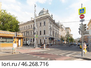 Неглинная улица, пешеходный переход и лавка "Братья Караваевы", Москва, Россия (2024 год). Редакционное фото, фотограф Evgenia Shevardina / Фотобанк Лори