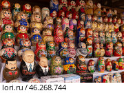 Блошинный рынок в Измайловском кремле, Москва. Матрешки (2024 год). Редакционное фото, фотограф Evgenia Shevardina / Фотобанк Лори
