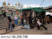Блошинный рынок в Измайловском кремле, Москва. Продажа меховых изделий (2024 год). Редакционное фото, фотограф Evgenia Shevardina / Фотобанк Лори