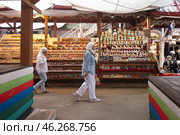 Блошинный рынок в Измайловском кремле. Москва. Туристки и матрешки (2024 год). Редакционное фото, фотограф Evgenia Shevardina / Фотобанк Лори
