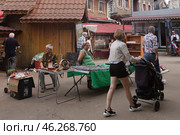 Блошинный рынок в Измайловском кремле. Москва (2024 год). Редакционное фото, фотограф Evgenia Shevardina / Фотобанк Лори