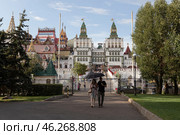 Москва. Измайловский кремль. Главный вход. Пара под зонтом (2024 год). Редакционное фото, фотограф Evgenia Shevardina / Фотобанк Лори
