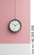 Wall Clock Mounted on Pink Wall With White Wainscoting in a Stylish Interior Design Setting. Стоковое AI-изображение, AI-художник Юлия Гапеенко / Фотобанк Лори