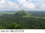 Видна на гору Пидарунгала (Pidurangala Rock) с крепости Сигирия (Sigiriya) на Львиной скале. Шри Ланка. Стоковое фото, фотограф Дымов Игорь / Фотобанк Лори