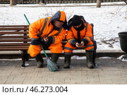 Работники городской коммунальной службы отдыхают во время уборки снега после снегопада на Тверском бульваре в центре города Москвы, Россия. Редакционное фото, фотограф Николай Винокуров / Фотобанк Лори