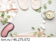 Composition with pajamas and sleeping pills on light background. Стоковое фото, фотограф Pixel_shot / Фотобанк Лори