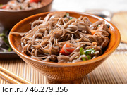 Bowl with tasty soba noodles and meat on light background, closeup. Стоковое фото, фотограф Pixel_shot / Фотобанк Лори