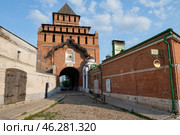 Старинная Пятницкая башня Коломенского кремля солнечным июньским утром. Московская область (2023 год). Стоковое фото, фотограф Виктор Карасев / Фотобанк Лори