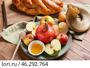 Honey with fruits, shofar and challah on wooden background. Rosh hashanah (Jewish New Year) celebration. Стоковое фото, фотограф Pixel_shot / Фотобанк Лори