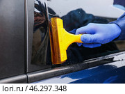 Male worker tinting car window, closeup. Стоковое фото, фотограф Pixel_shot / Фотобанк Лори